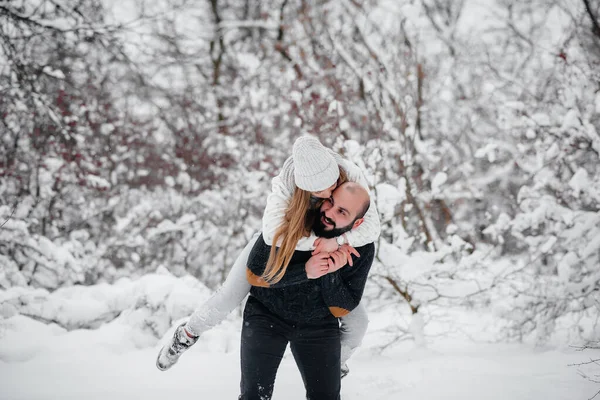 Couple Jouant Avec Neige Dans Forêt — Photo