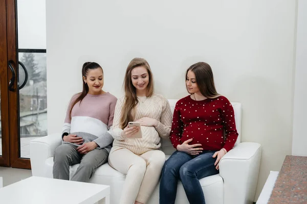 Raskaana Olevat Tytöt Istuvat Sohvalla Pitää Hauskaa Chattailuun Keskenään Raskaus — kuvapankkivalokuva