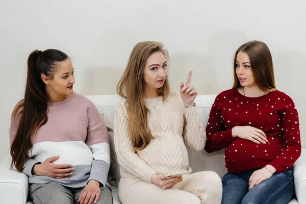 Meninas Grávidas Sentar Sofá Divertir Conversando Uns Com Outros Gravidez — Fotografia de Stock