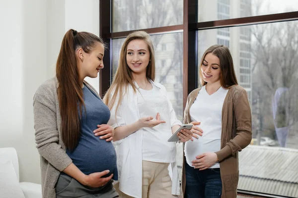 Grupo Jóvenes Embarazadas Comunican Clase Prenatal Atención Consulta Las Mujeres — Foto de Stock