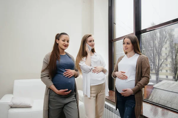 Skupina Mladých Těhotných Dívek Komunikuje Prenatální Třídě Péče Konzultace Těhotnými — Stock fotografie