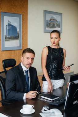 Müdür ve asistanı yeni plan ve görevleri tartışıyor. İş, Finans