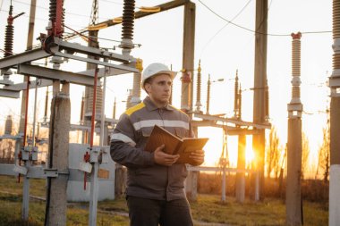 Enerji mühendisi istasyonun ekipmanlarını inceler. Güç mühendisliği. Sanayi