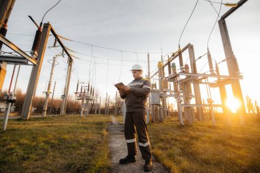 Enerji mühendisi istasyonun ekipmanlarını inceler. Güç mühendisliği. Sanayi