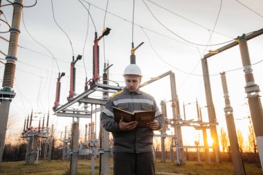 Enerji mühendisi istasyonun ekipmanlarını inceler. Güç mühendisliği. Sanayi