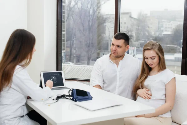 Ett Ungt Par Gynekologkonsultation Efter Ultraljud Graviditet Och Sjukvård — Stockfoto