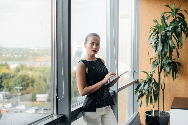 Mujer Negocios Está Pie Oficina Cerca Ventana Está Estudiando Documentos — Foto de Stock