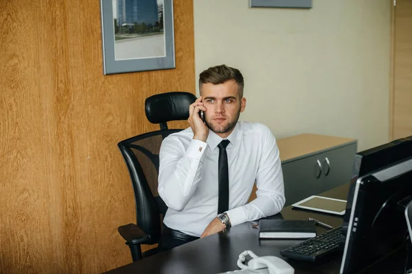 Yönetici Ofisinde Telefonla Konuşuyor Finans — Stok fotoğraf