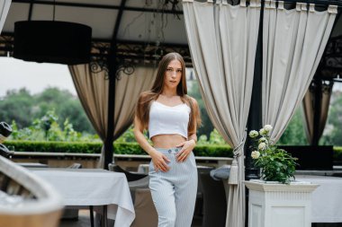 Rahatlarken poz veren güzel bir genç kız, iş kadını. Rahatlama.