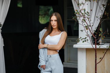 Rahatlarken poz veren güzel bir genç kız, iş kadını. Rahatlama.