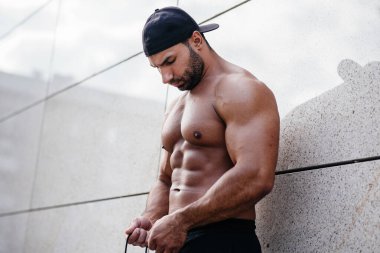 Genç bir atlet acı ve üzüntü yaşar. Sorunlar