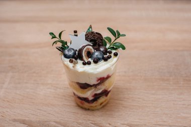 İmza için yeri olan güzel ve ağız sulandırıcı bir ıvır zıvır. Pasta.