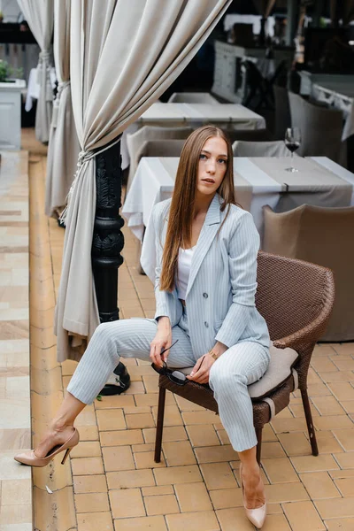 Mooi Jong Meisje Poseren Terwijl Ontspannen Zakenvrouw Ontspanning — Stockfoto