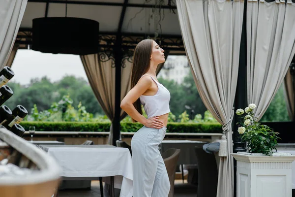 Mooi Jong Meisje Poseren Terwijl Ontspannen Zakenvrouw Ontspanning — Stockfoto