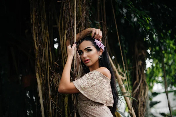 Uma Jovem Bela Morena Posando Entre Densas Moitas Selva Floresta — Fotografia de Stock