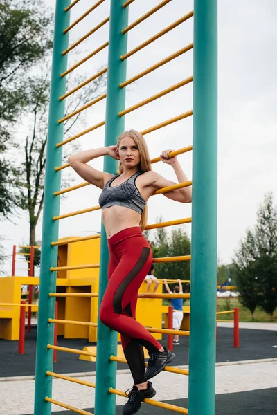 Sexy Girl Goes Sports Open Air Fitness Healthy Lifestyle — Stock Photo, Image