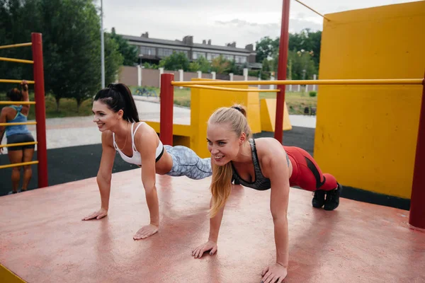 Sportos Szexi Lányok Szinkronban Csinálják Fekvőtámaszokat Szabadban Fitness Egészséges Életmód — Stock Fotó