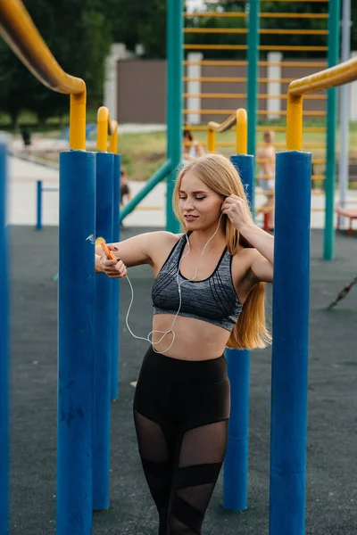 Sexy Girl Goes Sports Open Air Fitness Healthy Lifestyle — Stock Photo, Image