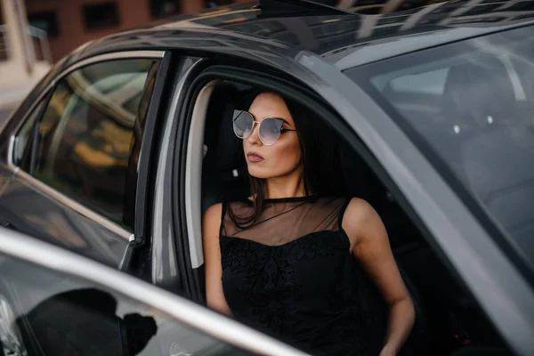 Elegante Chica Joven Sentada Coche Clase Ejecutiva Vestido Negro Moda —  Fotos de Stock