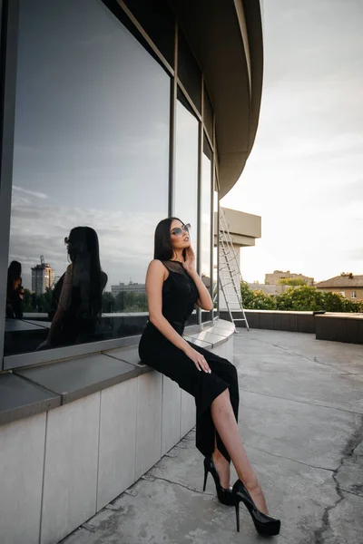 Elegante Chica Joven Sexy Posando Frente Centro Negocios Negro Moda — Foto de Stock