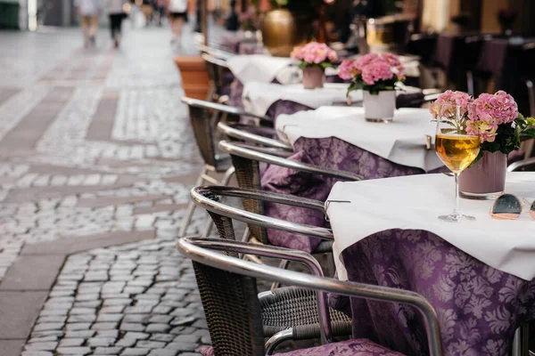 欧洲中部一家漂亮的咖啡店桌上的一杯葡萄酒 休息一下 — 图库照片