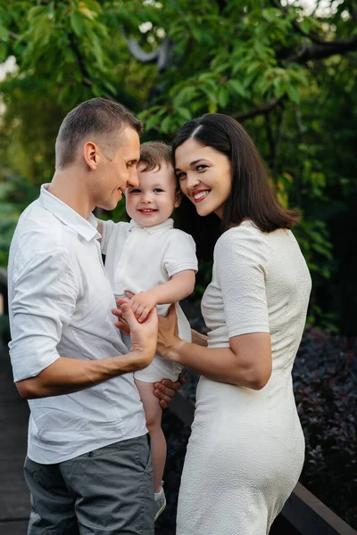 Famiglia Felice Con Figlio Che Passeggia Nel Parco Tramonto Felicità — Foto Stock