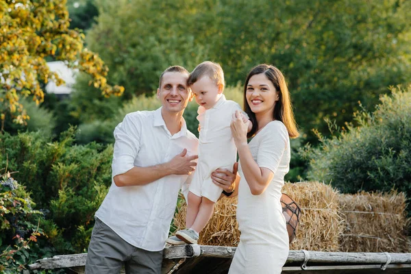 Famiglia Felice Con Figlio Che Passeggia Nel Parco Tramonto Felicità — Foto Stock