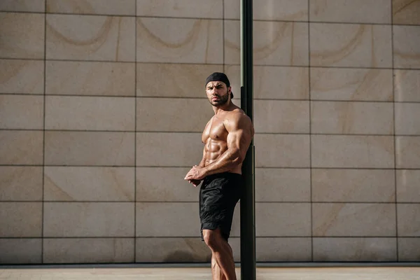 Sexy Muž Pózující Nahoře Bez Horkém Slunci Fitness Životní Styl — Stock fotografie
