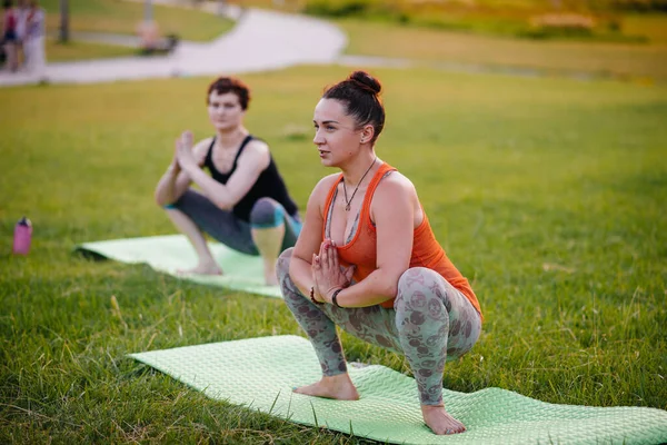 Young Girls Yoga Outdoors Park Sunset Healthy Lifestyle — Stock Photo, Image