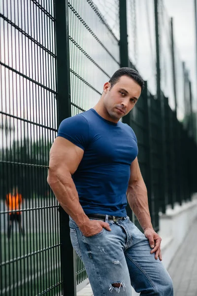 Sports Guy Stands Sports Field Bodybuilding — Stock Photo, Image