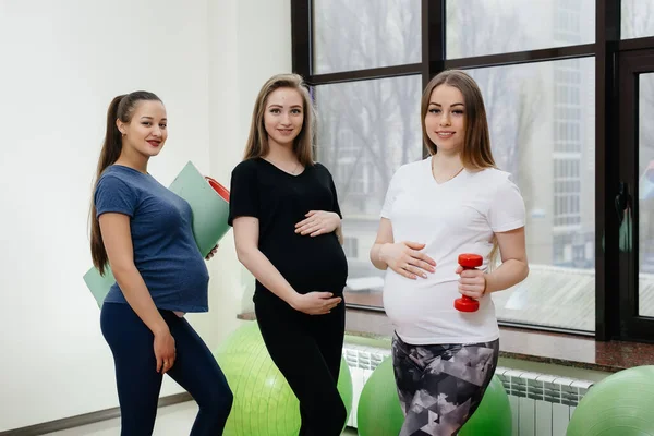 一群年轻的怀孕女孩在室内做瑜伽和社交活动 健康的生活方式 — 图库照片