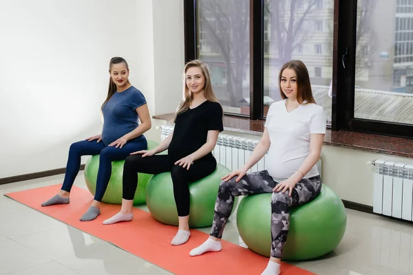 Bir Grup Hamile Anne Bir Fitness Kulübünde Pilates Top Sporu — Stok fotoğraf