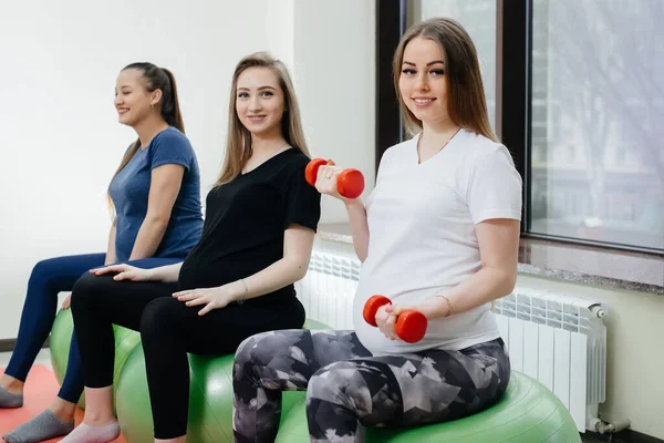 Groupe Jeunes Femmes Enceintes Sont Engagées Dans Pilates Sport Balle — Photo