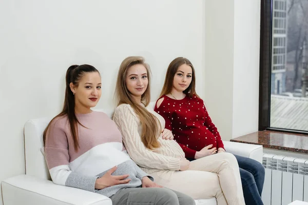 Meninas Grávidas Estão Esperando Médico Sala Espera — Fotografia de Stock