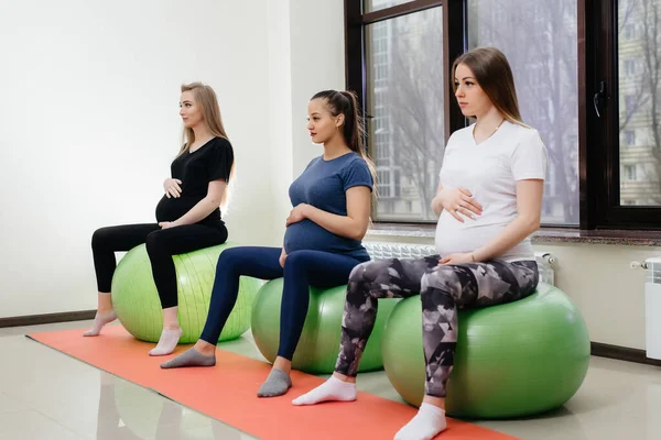 Bir Grup Hamile Anne Bir Fitness Kulübünde Pilates Top Sporu — Stok fotoğraf