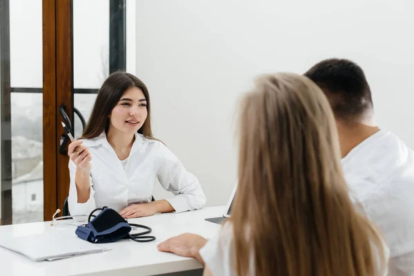 Una Pareja Joven Consulta Ginecólogo Después Una Ecografía Embarazo Atención — Foto de Stock