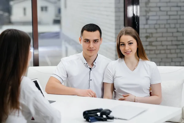 Una Pareja Joven Consulta Ginecólogo Después Una Ecografía Embarazo Atención — Foto de Stock