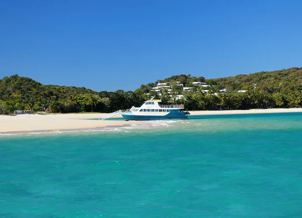 Barco Água Azul Turquesa Baía Tropical Great Keppel Island Queensland — Fotografia de Stock