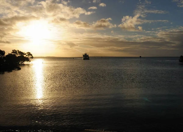 Nave Acercándose Isla Fraser Puesta Del Sol Queensland Australia — Foto de Stock