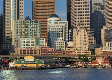 Seattle 'ın rıhtımındaki denizden rıhtıma yakın görüş.