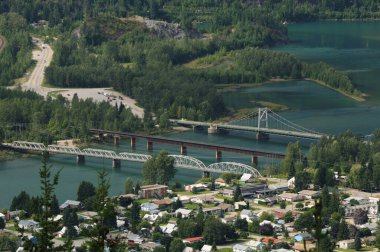 Revelstoke 'daki Columbia Nehri üzerindeki Üçlü Köprüler