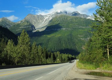 Buzul Ulusal Parkı 'ndaki Büyük Dağlar Arasındaki Manzaralı Otoyol