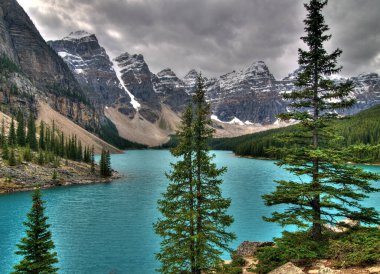 Büyüleyici Moraine Gölü Banff Milli Parkı 'ndan Rockpile Trail Manzarası