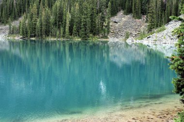 Sakin göl üzerindeki dağların yansımaları O 'Hara Yoho Ulusal Parkı