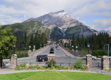 Şelale dağının altındaki halı gibi görünen Banff Caddesi 'ne bak.