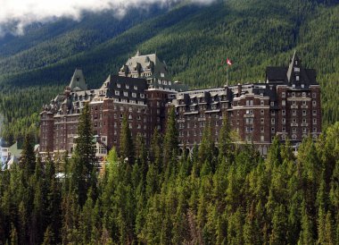 Bow River 'daki vahşi doğada antik bir otel.