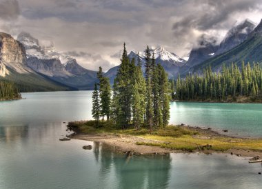 Maligne Gölü 'ndeki Resimli Ruh Adası' nın Gerçeküstü Resmi Jasper Ulusal Parkı