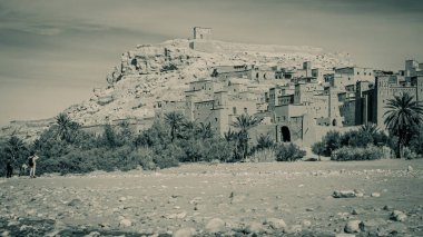 Ait Benhaddou, köydeki antik Casbahlar ve dükkanlar koleksiyonu, çöl malları tüccarları için bir yol..
