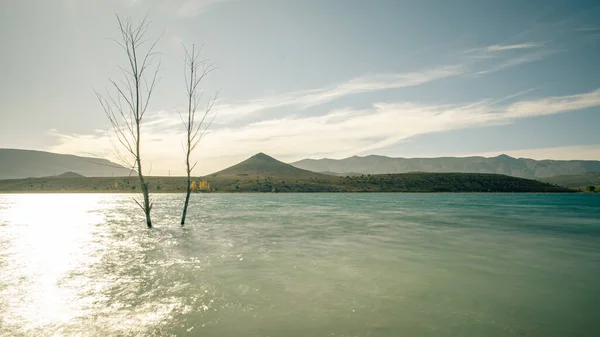 Vista Panorâmica Lago Frente Das Montanhas — Fotografia de Stock