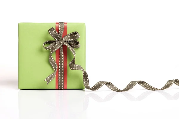 Зелена подарункова коробка та червона стрічка — стокове фото
